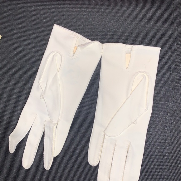 Vintage Ladies Embroidered white and yellow new without tag gloves - Picture 4 of 6